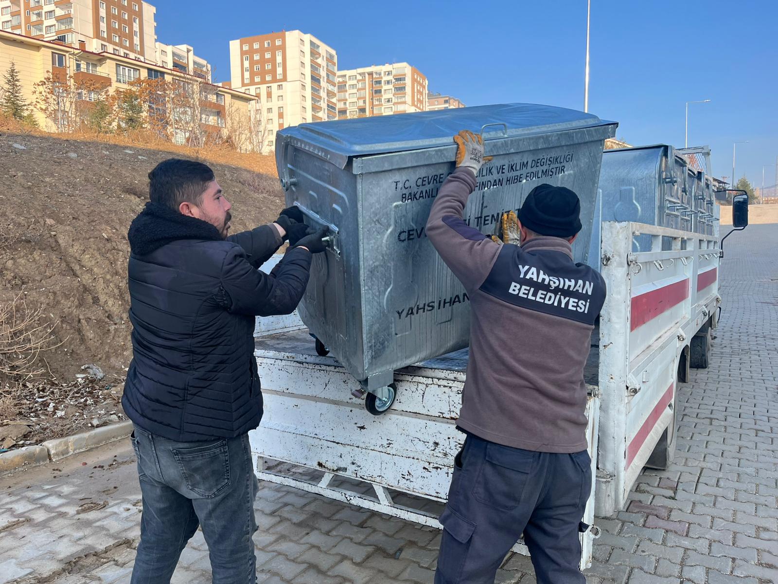 yenilenen-cop-konteynerlerimiz-yerlerini-almaya-devam-ediyor-2