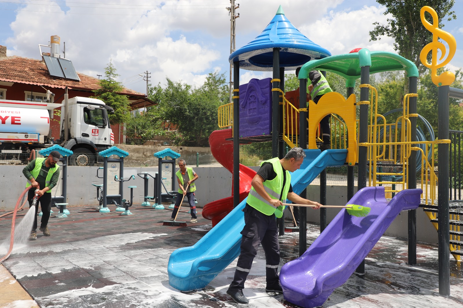 temizligin-en-guzel-haliyle-sahadayiz-daha-saglikli-daha-yasanabilir-bir-yahsihan-icin-durmadan-calisiyoruz