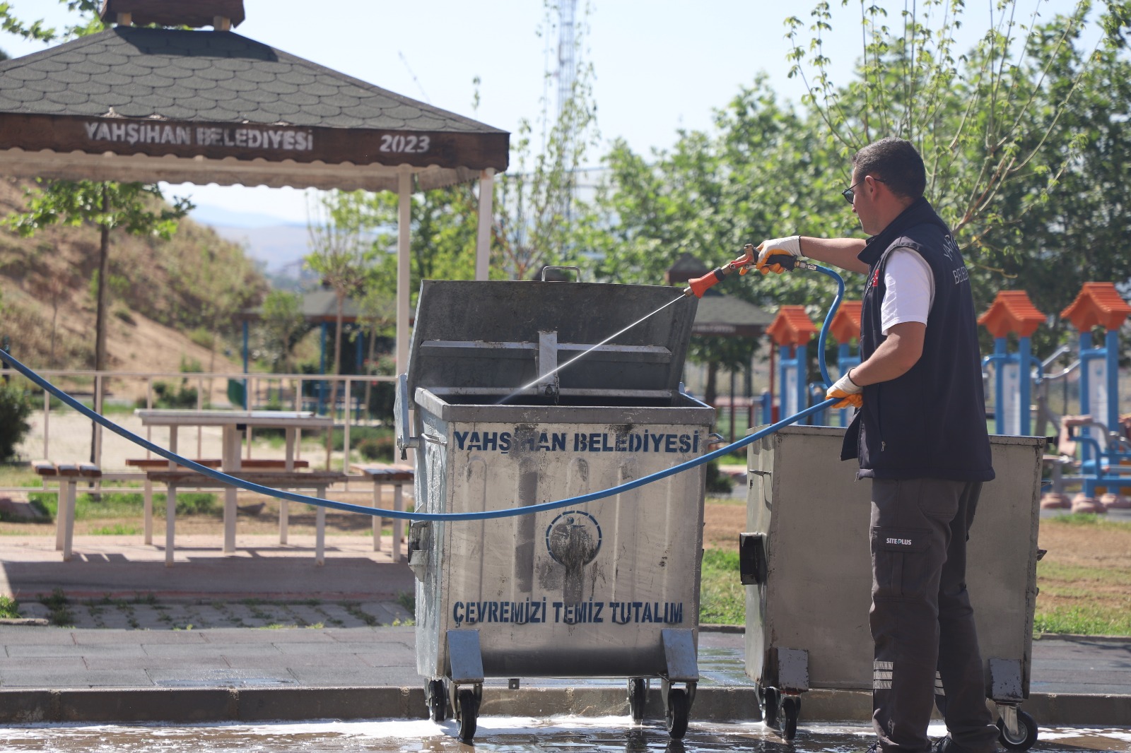 cop-konteynerleri-hijyenik-hale-hale-getirildi