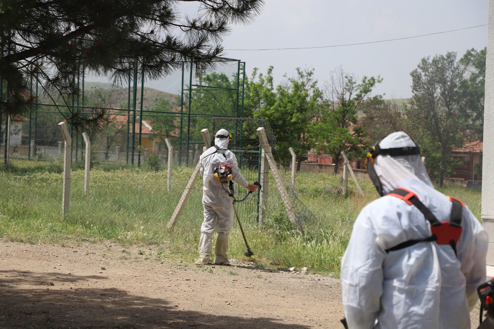 ilcemizde-yabani-ot-bicme-calismalarimiz-suruyor
