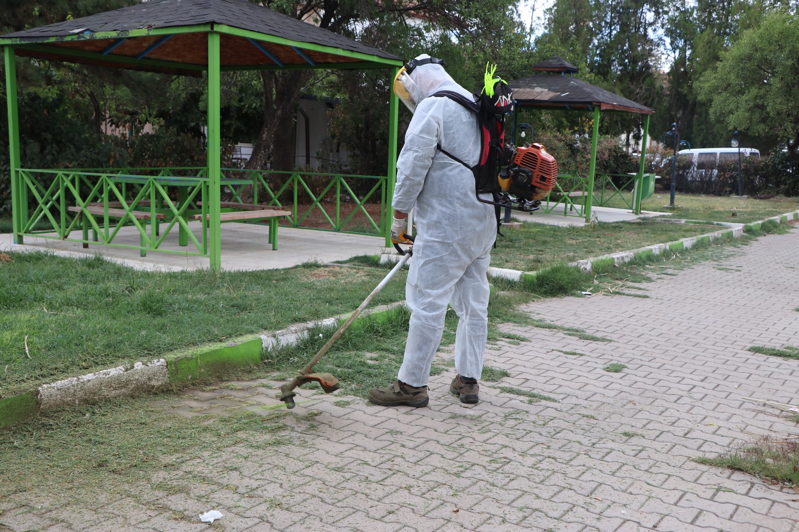 park-ve-bahceler-mudurlugu-ekiplerimiz-cim-bicme-calismalarini-surduruyor