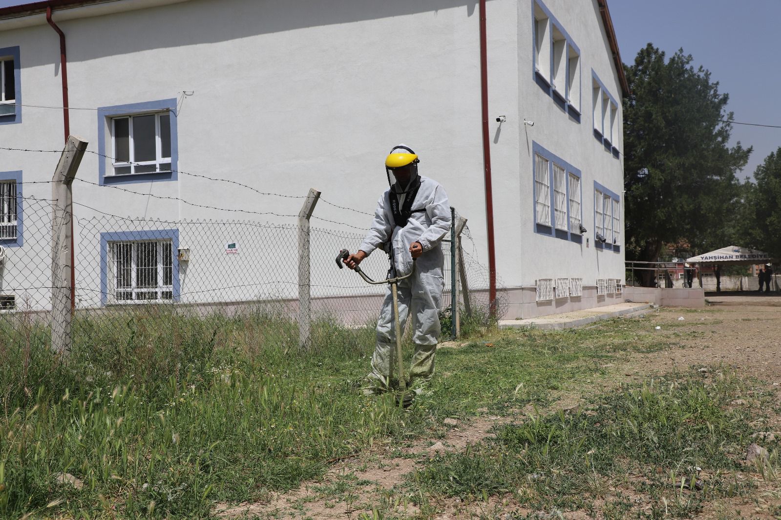 ilcemizde-yabani-ot-bicme-calismalarimiz-suruyor