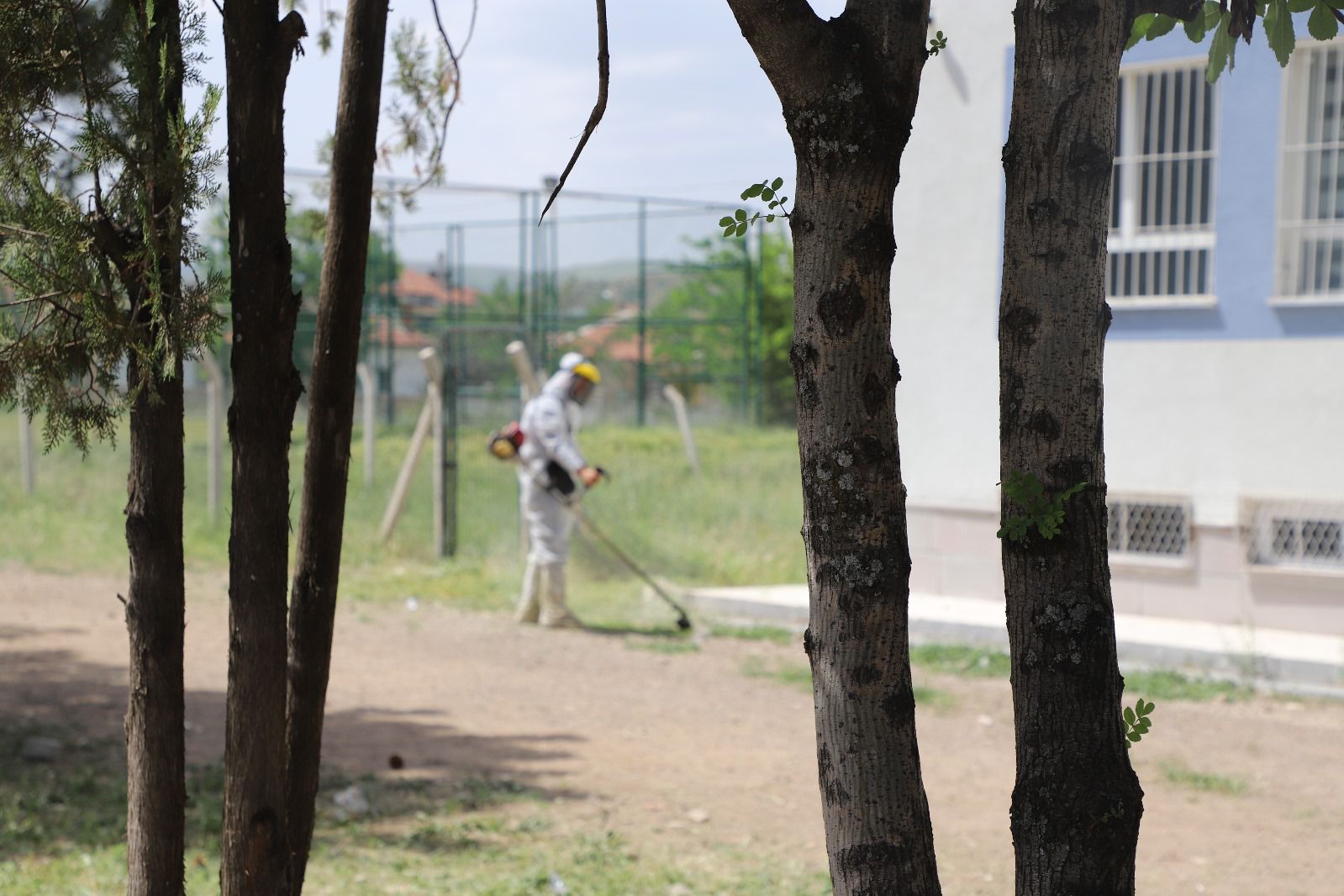 ilcemizde-yabani-ot-bicme-calismalarimiz-suruyor