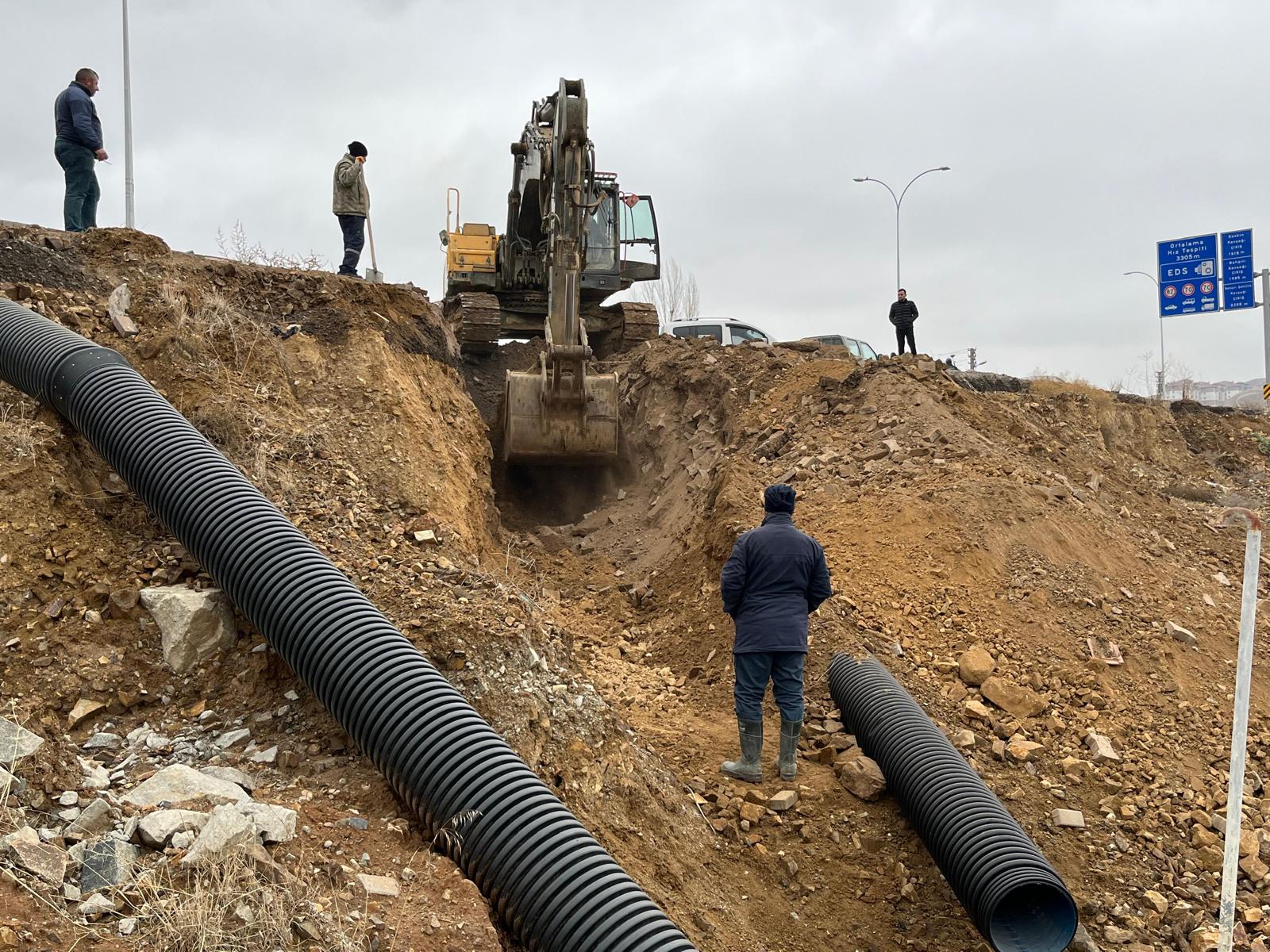 hoca-ahmet-yesevi-caddesinde-yol-onarim-ve-sellik-gideri-calismalari-devam-ediyor