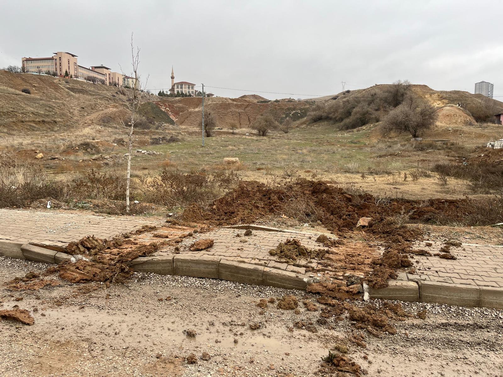 hoca-ahmet-yesevi-caddesinde-yol-onarim-ve-sellik-gideri-calismalari-devam-ediyor