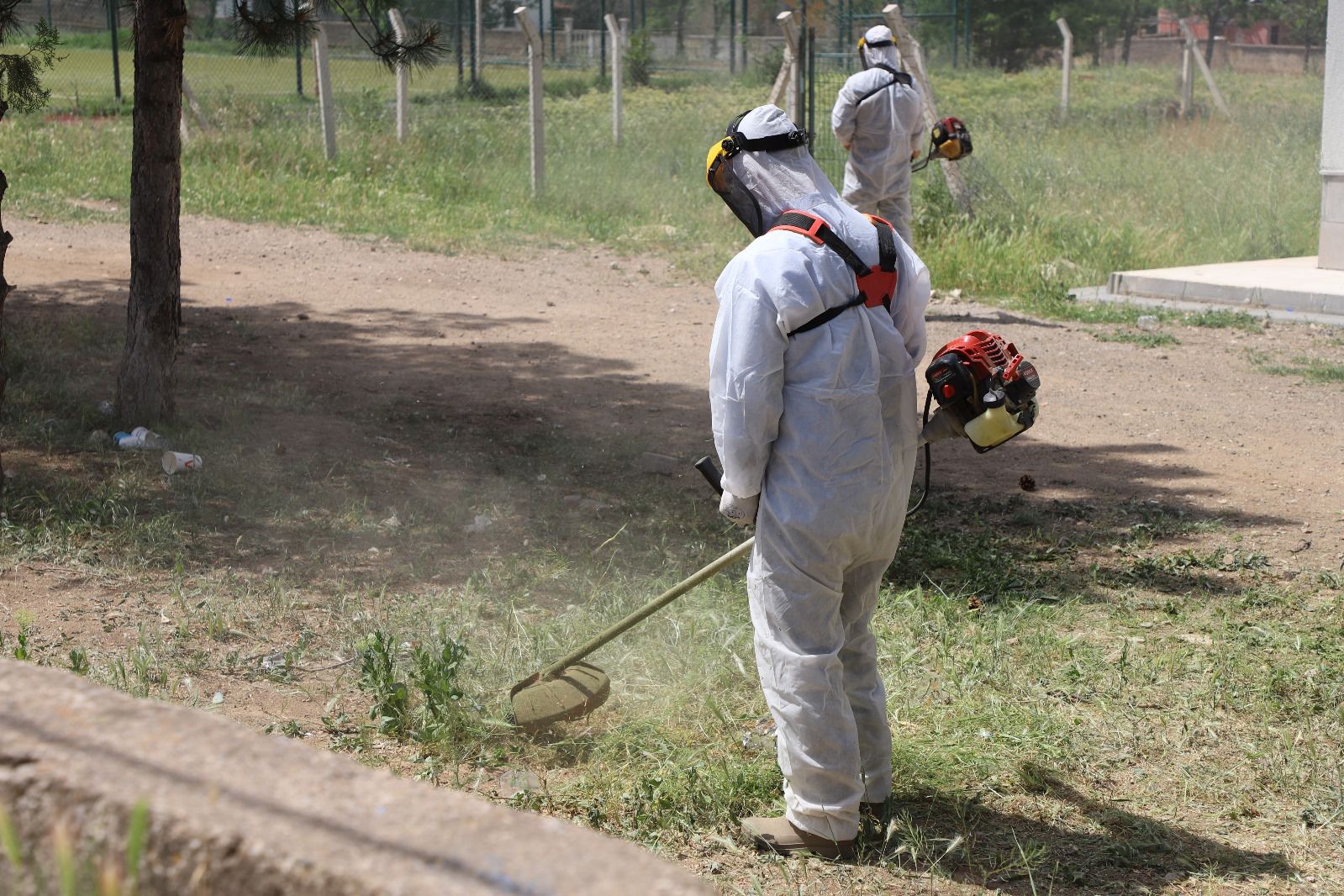 ilcemizde-yabani-ot-bicme-calismalarimiz-suruyor