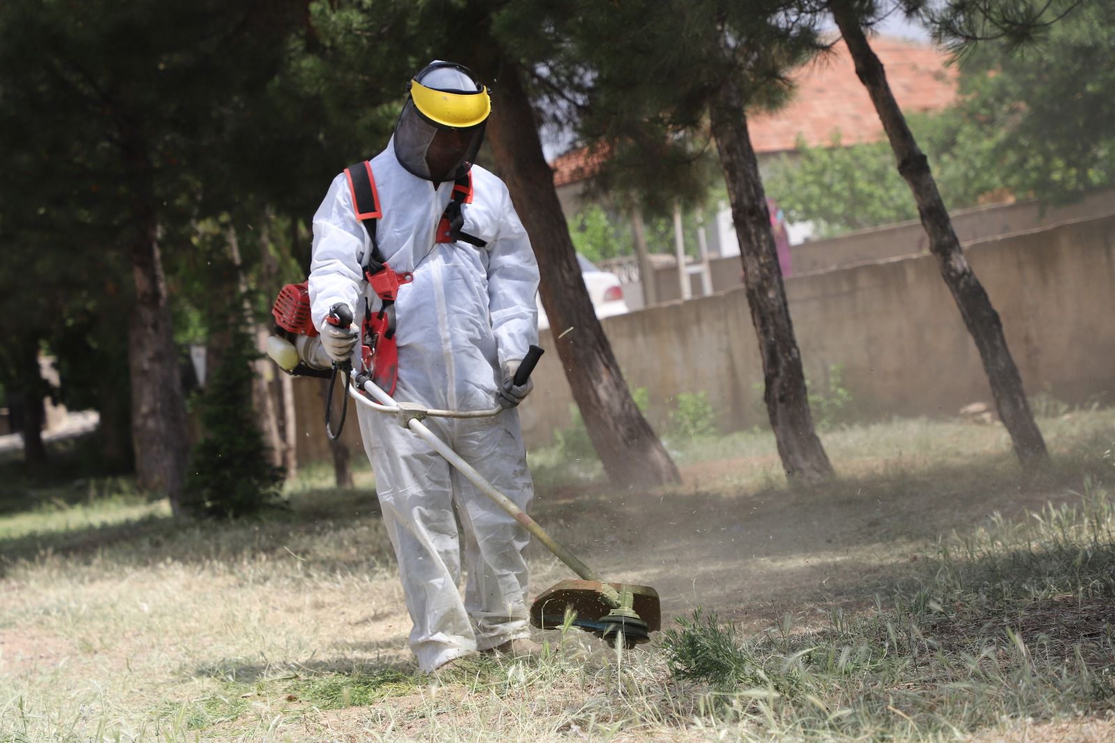 ilcemizde-yabani-ot-bicme-calismalarimiz-suruyor