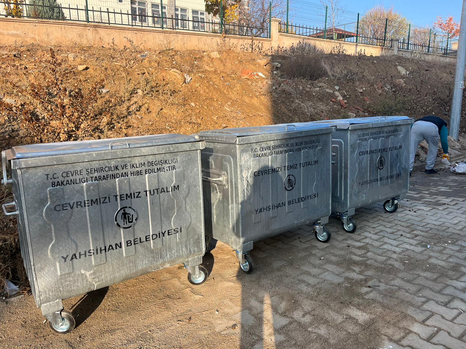 yenilenen-cop-konteynerlerimiz-yerlerini-almaya-devam-ediyor-2