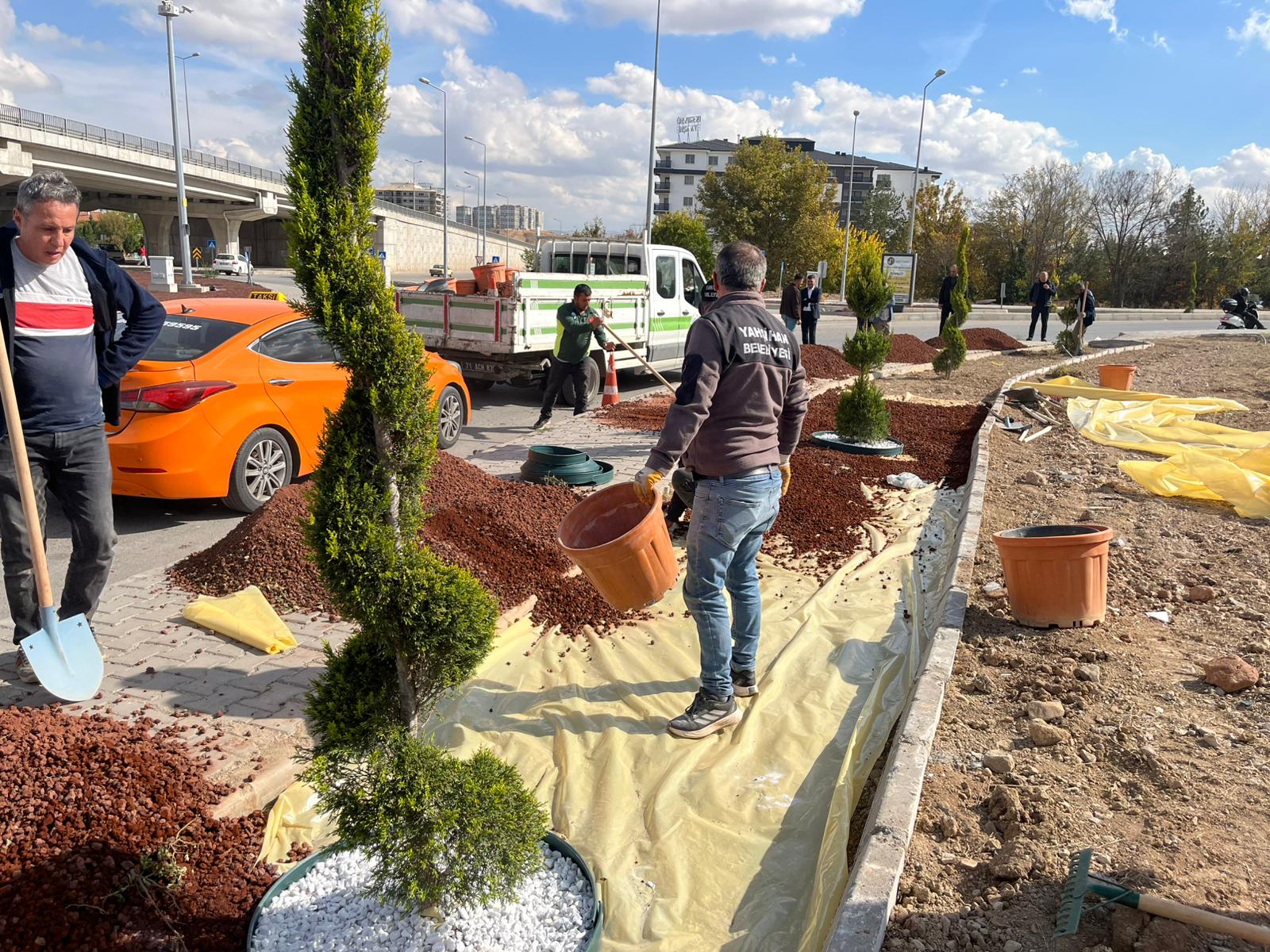 park-ve-bahceler-mudurlugu-ekiplerimiz-orta-refuj-ve-peyzaj-calismalarini-surduruyor