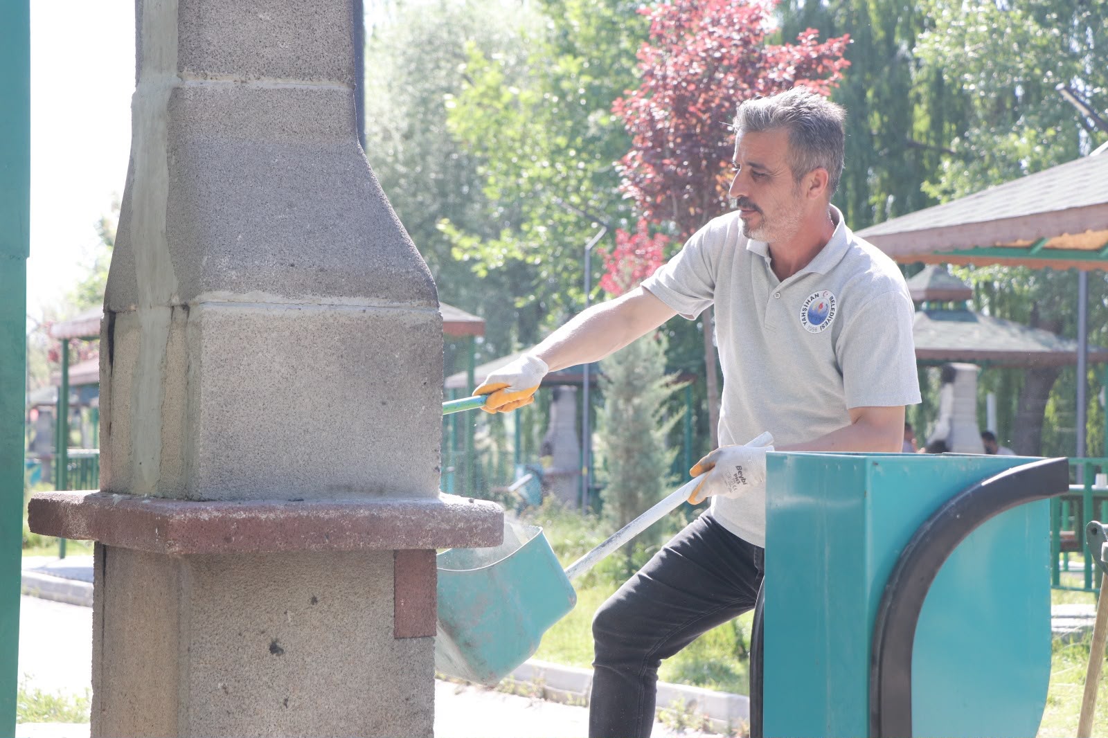 cetin-kocdogan-aile-parkimizda-ot-bicme-ve-bakim-calismalari-devam-ediyor