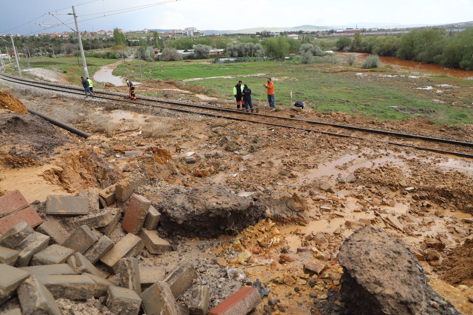 hoca-ahmet-yesevi-caddesinde-yol-onarim-ve-sellik-gideri-calismalari-devam-ediyor