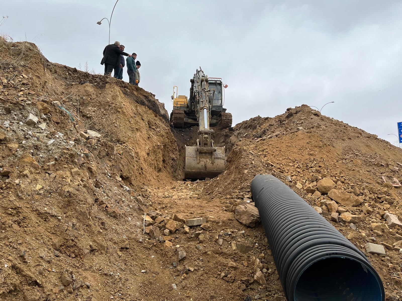 hoca-ahmet-yesevi-caddesinde-yol-onarim-ve-sellik-gideri-calismalari-devam-ediyor