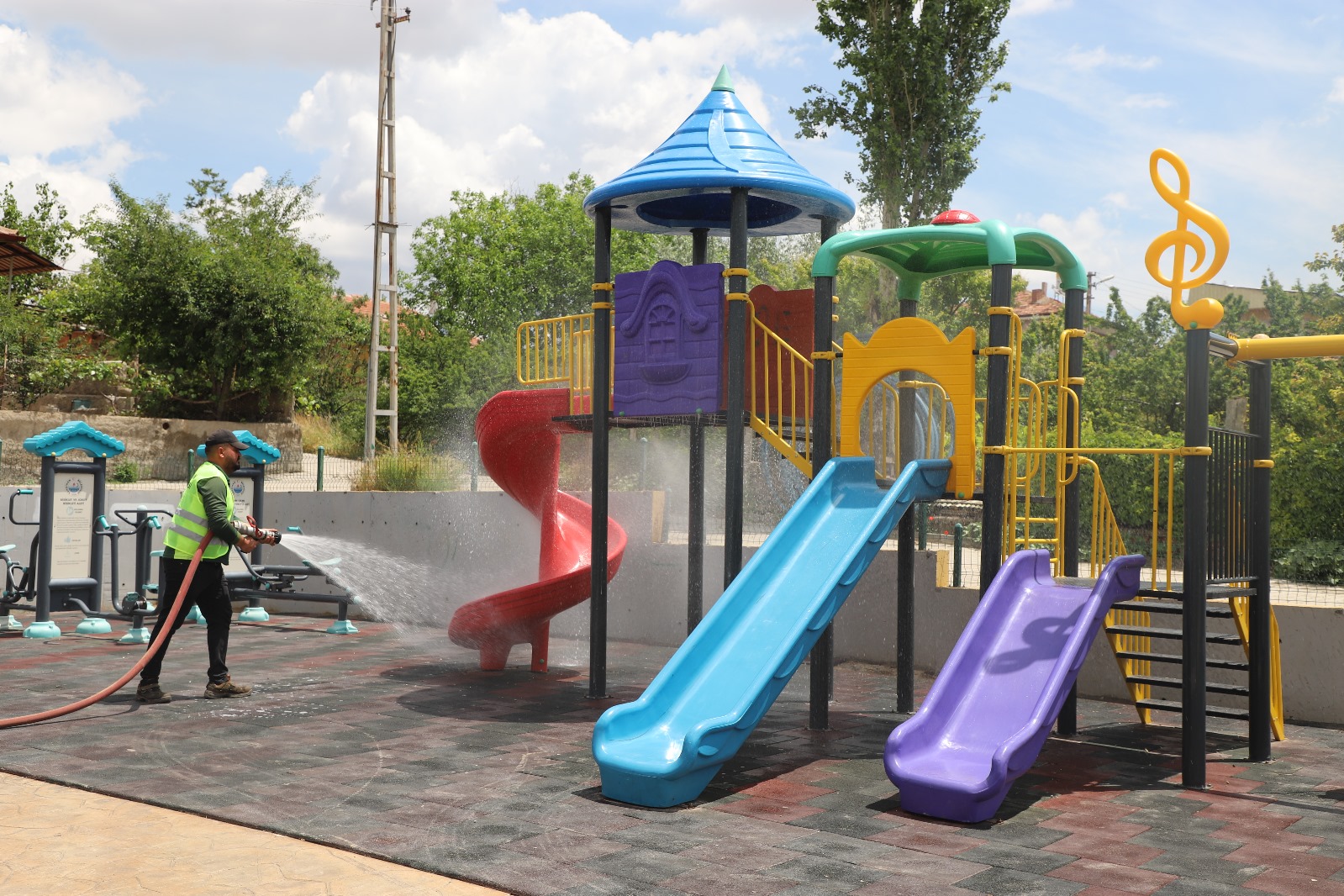 temizligin-en-guzel-haliyle-sahadayiz-daha-saglikli-daha-yasanabilir-bir-yahsihan-icin-durmadan-calisiyoruz