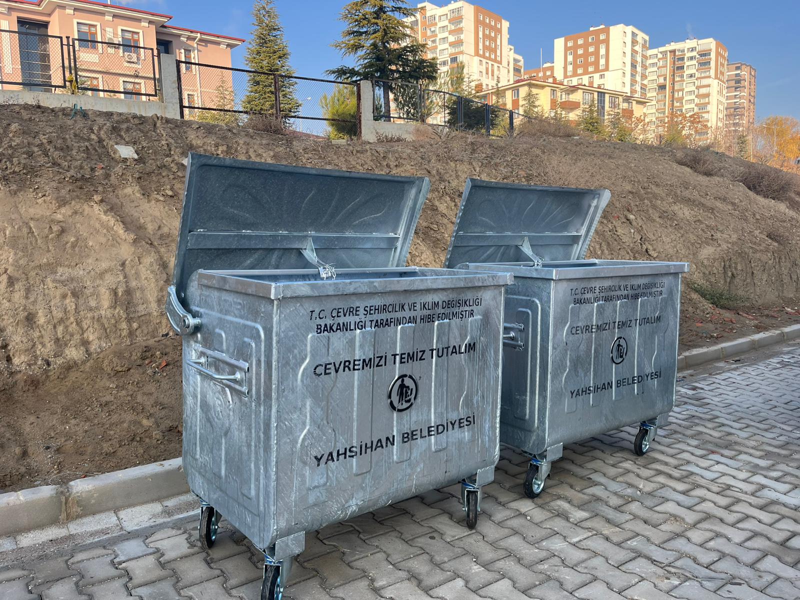 yenilenen-cop-konteynerlerimiz-yerlerini-almaya-devam-ediyor-2