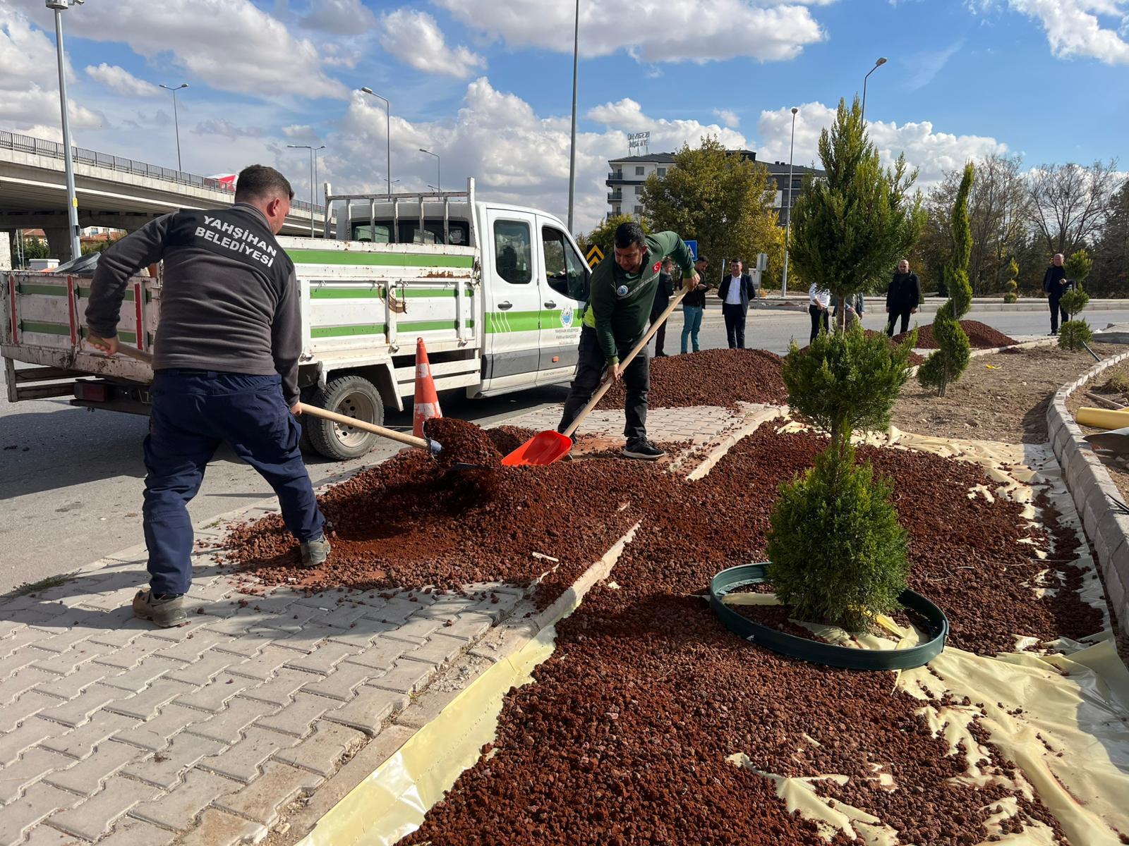 PARK VE BAHÇELER MÜDÜRLÜĞÜ EKİPLERİMİZ ORTA REFÜJ VE PEYZAJ ÇALIŞMALARINI SÜRDÜRÜYOR
