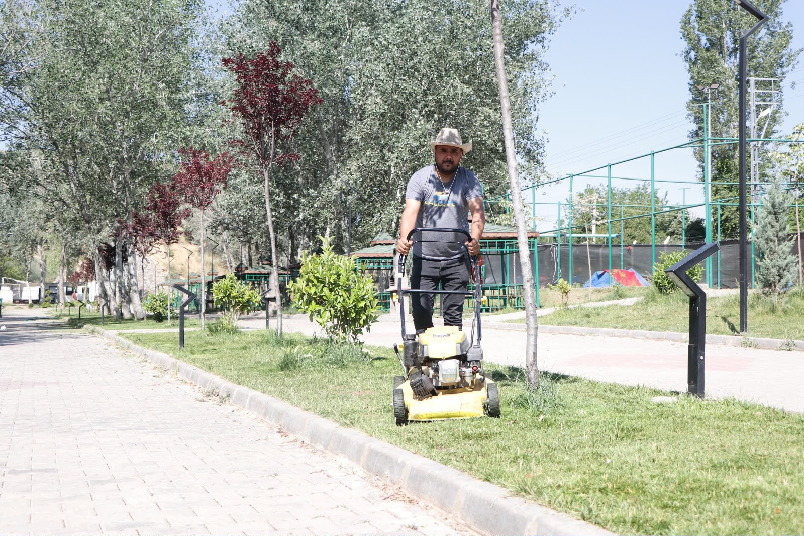 ÇETİN KOÇDOĞAN AİLE PARKI’MIZDA OT BİÇME VE BAKIM ÇALIŞMALARI DEVAM EDİYOR.