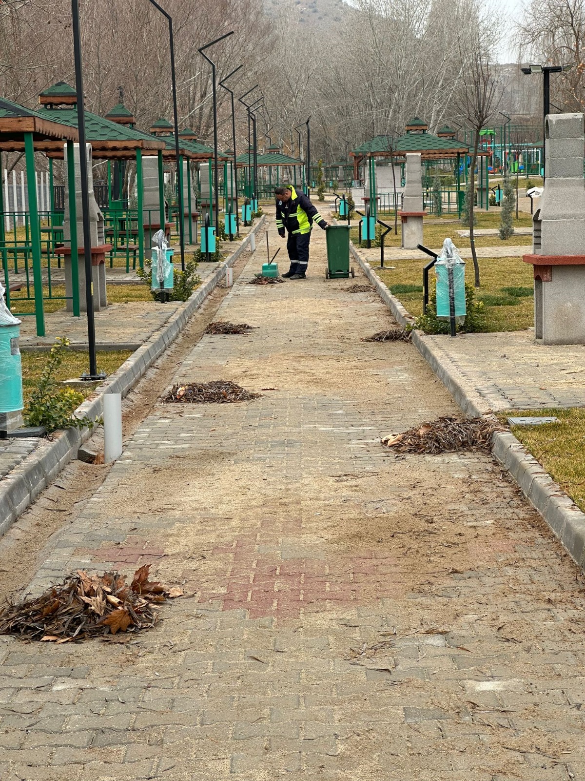 PARKLARIMIZDA TEMİZLİK VE BAKIM ÇALIŞMALARIMIZ DEVAM EDİYOR